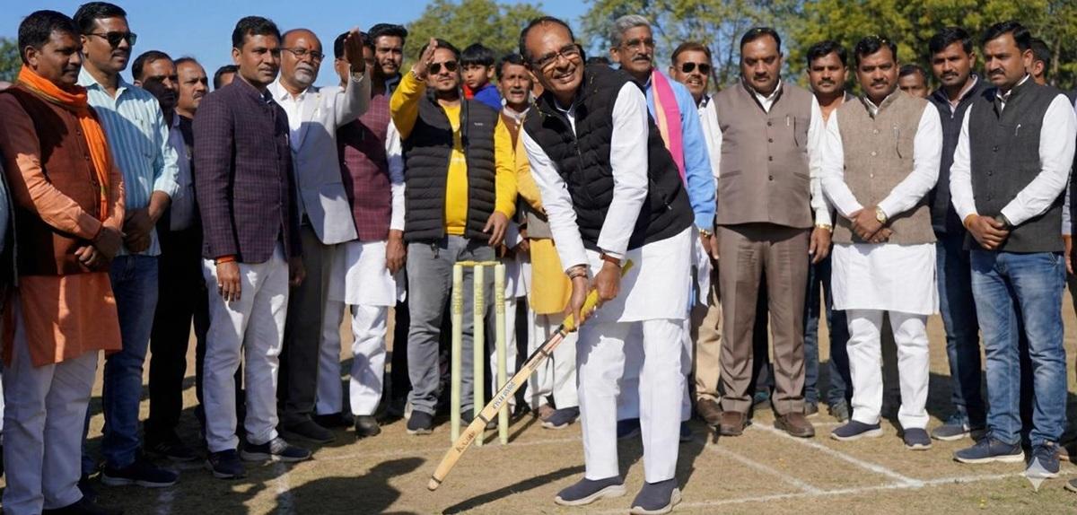 From politics to cricket: Shivraj Singh Chouhan showed his unique style, raining fours and sixes as soon as he entered the field.